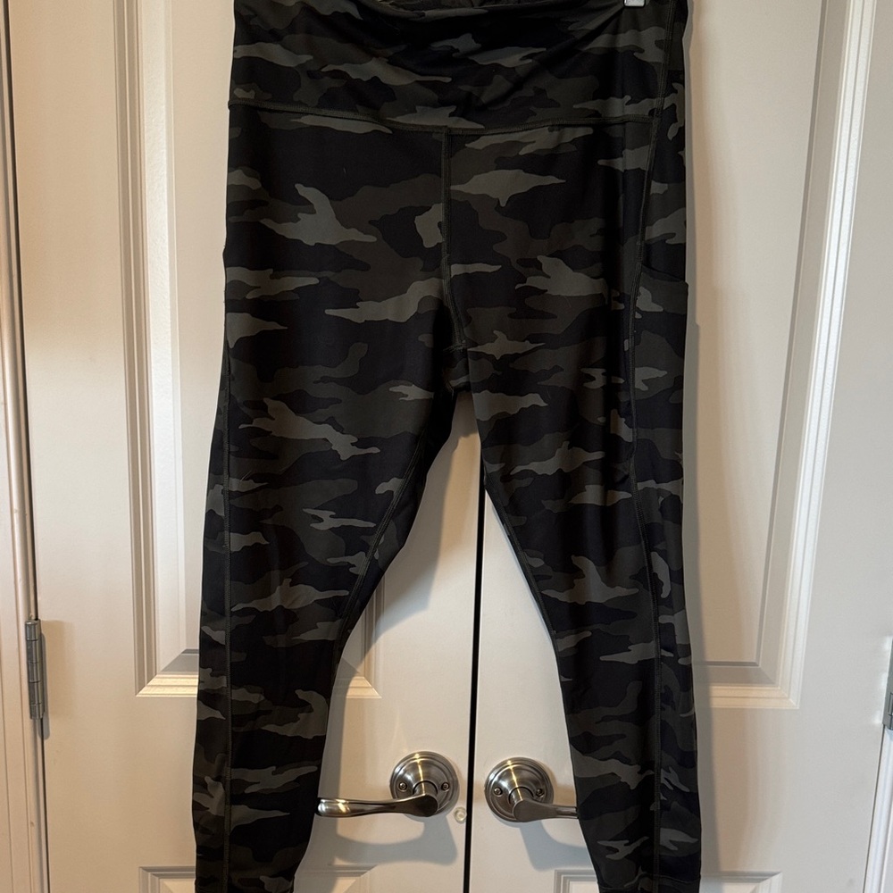 Athleta Ultimate Camo 7/8 Tights - Green and Black Camo